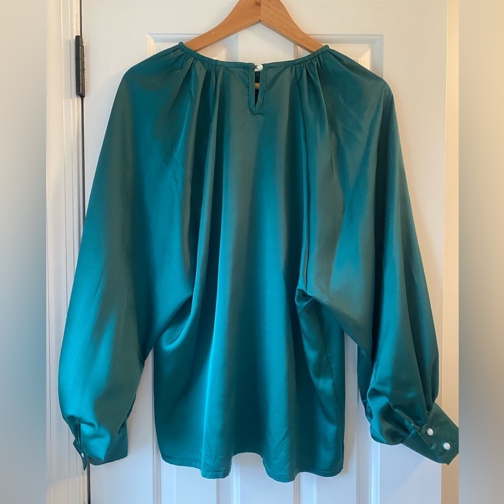 Green Satin Balloon Top. Size M - Picture 4 of 5